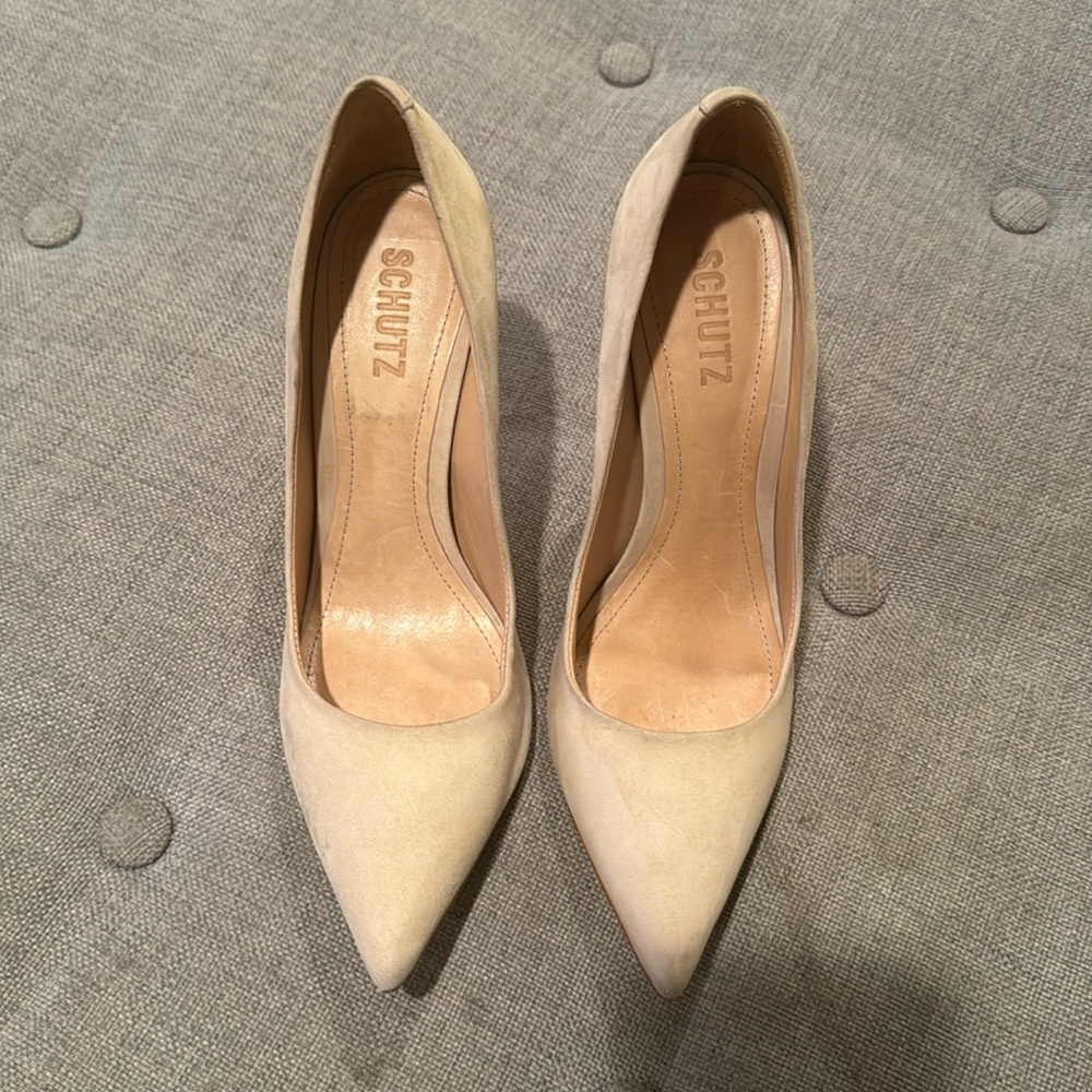 Schutz nude lou pump in size 9